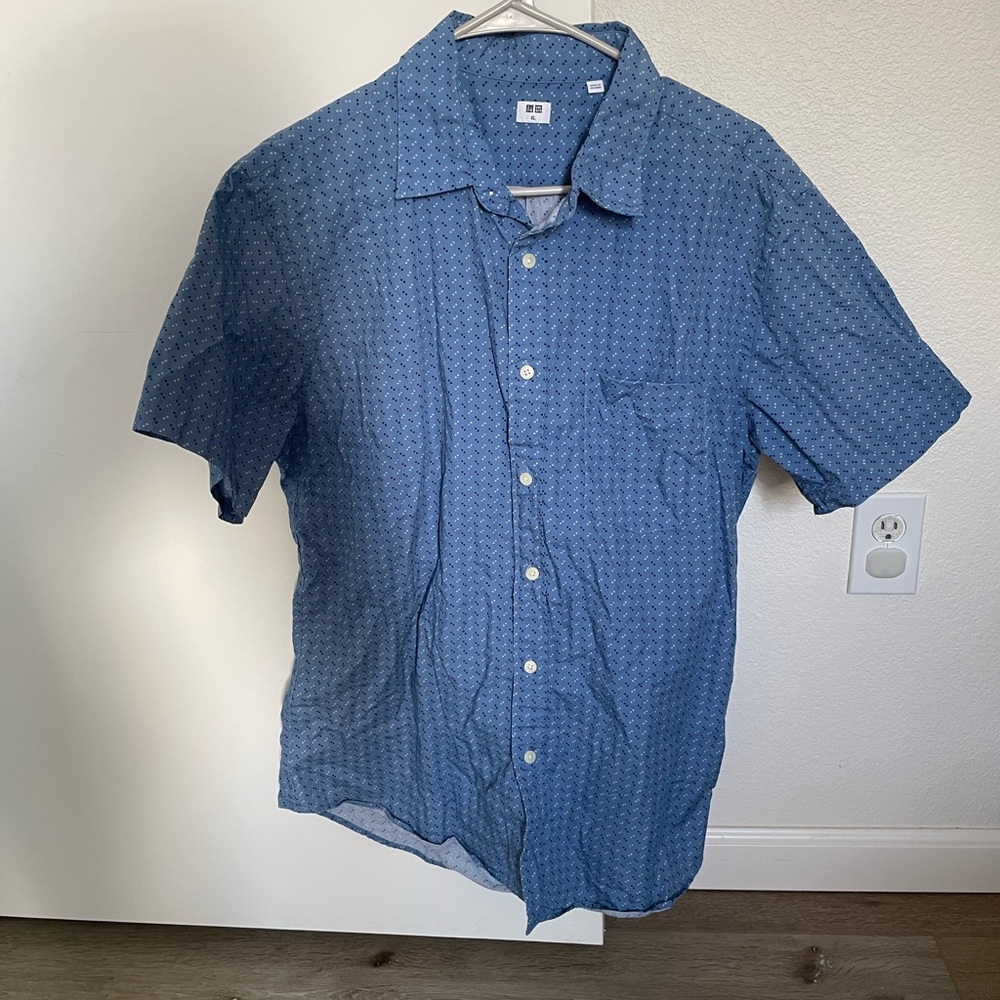 Uniqlo Men’s Button-Down Shirt